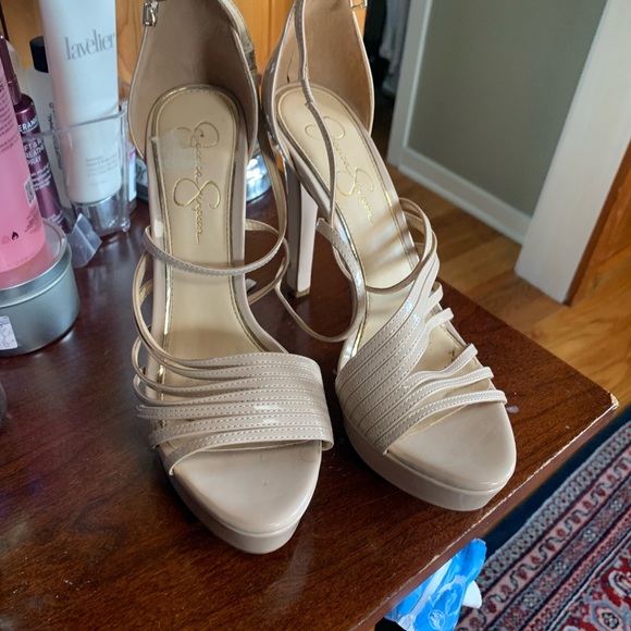 Woman - Picture 2 of 4